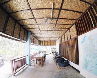 Tres Islas Hostel - General Luna - Patio