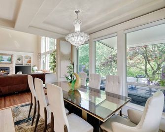Luxury Modern Vacation House - Happy Valley - Dining room