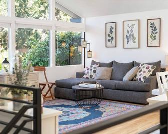 Cheerful 3-bedroom house with large backyard\n - Edmonds - Living room