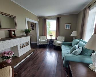 Beautiful Four Bedroom House with a Stunning view of the Chebogue River - 야머스 - 거실