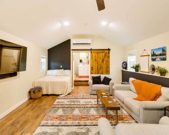 20 Mi to Glacier Natl Park Columbia Falls Studio - Columbia Falls - Sala de estar