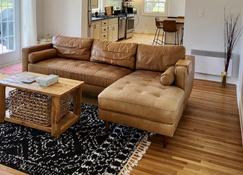Homestead 1810 - beautiful farmhouse suite minutes from Charlottetown - Stratford - Living room