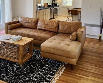 Homestead 1810 - beautiful farmhouse suite minutes from Charlottetown - Stratford - Living room