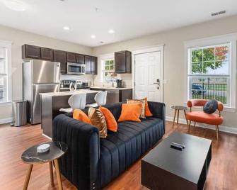 Stylish and Cozy 1-BR Detroit - Detroit - Living room