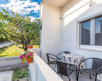 Beautiful Apartment In Kastel Luksic - Kastela - Balcón
