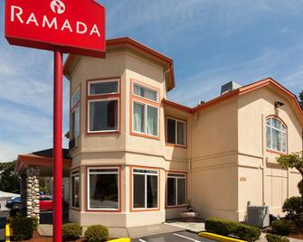 Ramada by Wyndham SeaTac Airport North - Tukwila - Rakennus