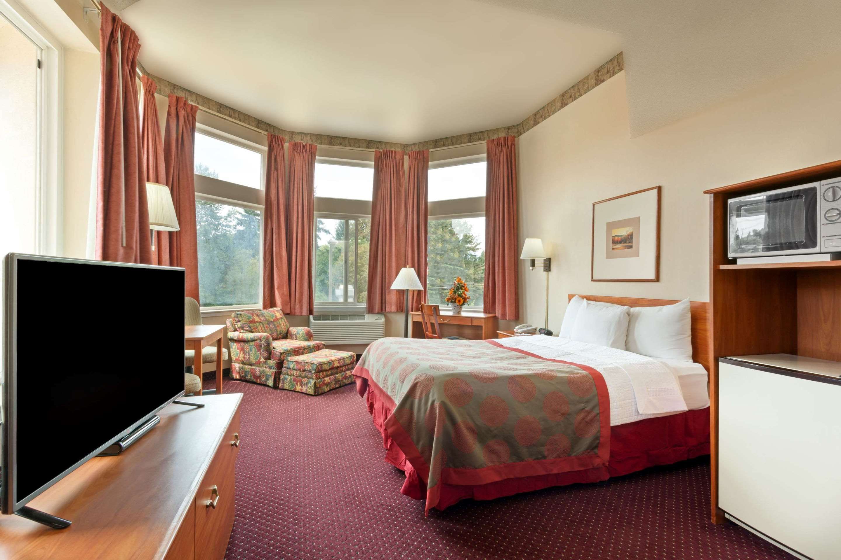 Ramada by Wyndham SeaTac Airport North - Tukwila - Bedroom