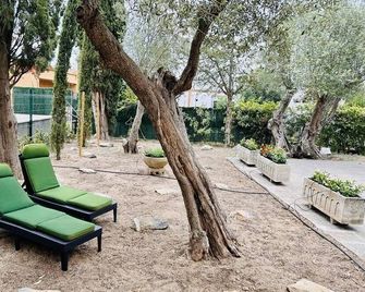 Ground-floor apartment with large terrace and garden use - La Selva de Mar - Patio