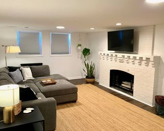 A Cozy Getaway 5 min from the heart of Lancaster! - Lancaster - Living room