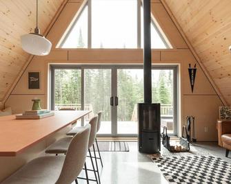 Canadian Classic - Spa - Sauna - Fire - Forest - Val-David - Dining room