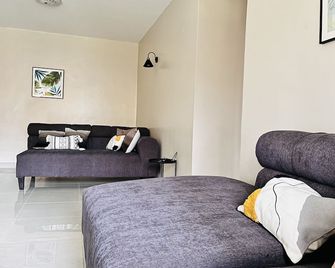 Spacious 3 Bedroom Bugolobi, Kampala Condo-10 mins from city centre - Kampala - Living room