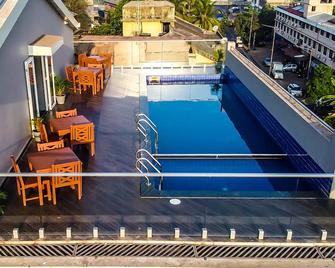 Cosmique Clarks Inn Suites Goa - Margao - Zwembad