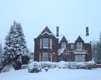 The Hill Hotel - דמפרייס - בניין