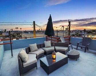 Rooftop Getaway- Ocean View Beach House! - Oxnard - Balcony