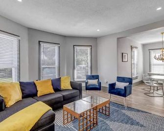 DT Historic Home - Walk to the Stadium and Dailys! - ג'קסונוויל - סלון