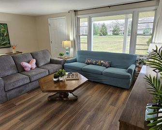 Relax and unwind in this colorful home close to hospitals and colleges! - Fort Wayne - Living room