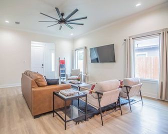 Spacious 3-bedroom house in Central Lubbock - Lubbock - Living room