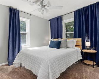 Peaceful Cottage in the Woods - Peoria - Bedroom