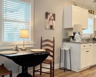 Live Oak Cottage: Newly built cottage perfect for two - Ocracoke - Comedor