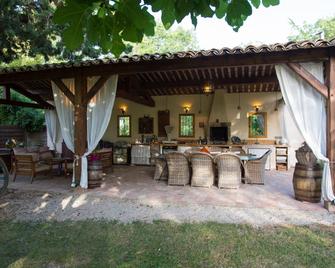 Chambres d'Hotes Domaine des Machottes - Grans - Innenhof