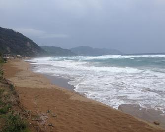 Oasis of peace in 11,000 sqm olive grove Private pool 3 km from the sea, away from tourism - Marmaro - Beach
