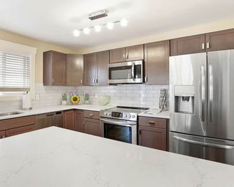 Lake Waterfront Craftsman Modern - Auburn - Kitchen