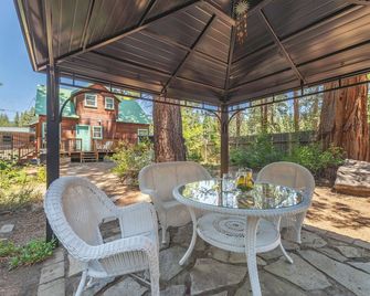 Walk to Beach and Town, Dogs OK, Cozy Fireplace, -Steelhead Mountain Retreat - Kings Beach - Patio