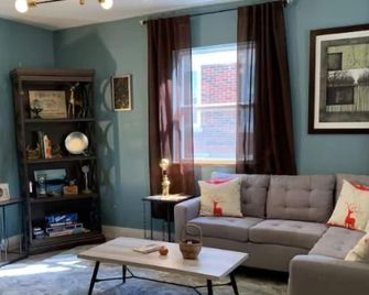 Poppy's Place - Chanute - Вітальня