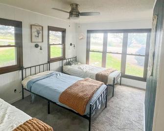 Retro vibes 4-bedroom home in Chaska with WiFi, AC, bike - Chaska