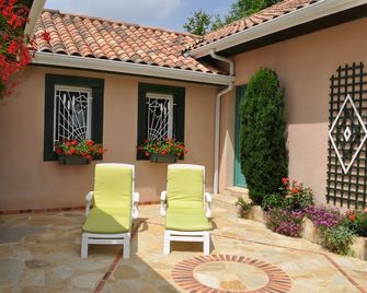 Large House with pool veranda and views of the Pyrenees - Lannemezan - Patio