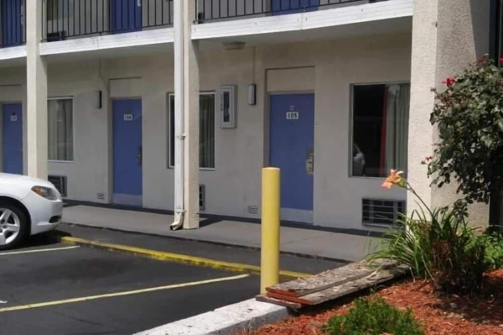 Other view of Stay 4 Less