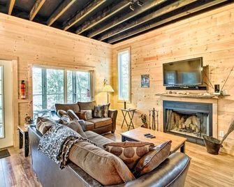 Secluded Santee River Island Retreat w/ Dock! - Georgetown - Sala de estar