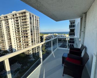 1 Block from Beach, Water View, 2 Bd, 2 Bth Pool, BBQ, Gym, Tennis ct, Rec.Room - Φορτ Λόντερντεϊλ - Μπαλκόνι