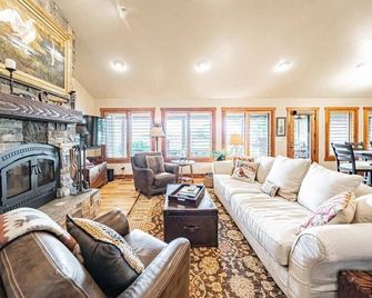 Upscale Hot Tub Wildlife Views - Victor - Sala de estar