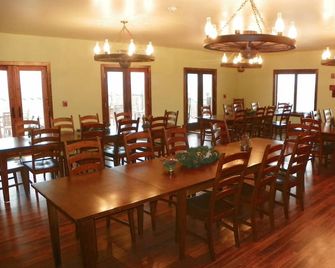 Scenic Lodge In Rural Area (Rental Is For One Room) - Kimball - Restaurant