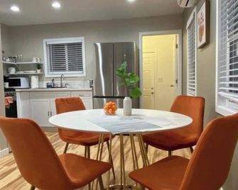 Completely Remodeled Brand New 1 Br/ 2 Bed Home - Torrance - Ruokailuhuone
