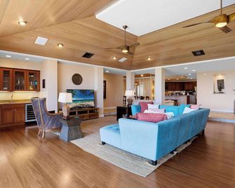 Hale Nene Pool, Hot Tub & Ocean Views! - Captain Cook - Living room