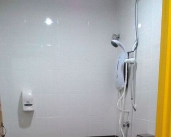Chin Yee Hotel - Teluk Intan - Baño