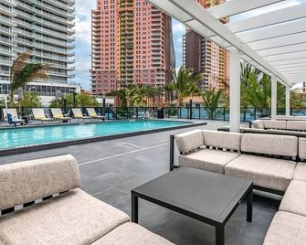 Nature Escape! Walk to the Beach! Spacious Unit, Pool - Fort Lauderdale - Pool