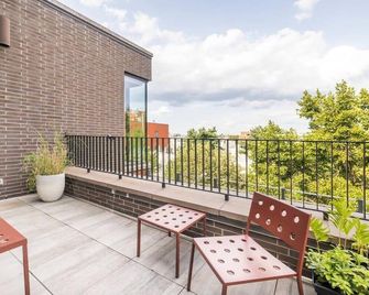 Leonard by Rove Travel | 2br Ph Loft Mccarren Park - Brooklyn - Balcón