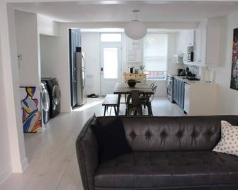 Warm, Bright And Welcoming - La Premiere - Boucherville - Living room