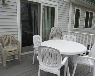 Upscale Lakefront Cottage - Kayaks, Jacuzzi for 2, A/C, 45 min to Bar Harbor - Bucksport - Patio