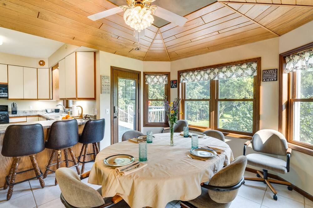 Spacious Beloit Retreat Close to Parks and Trails! - Beloit - Eetruimte