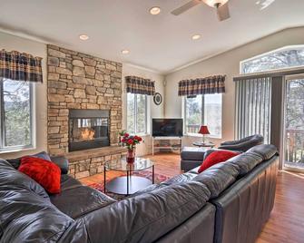 Secluded Prescott Home Less Than 2 Mi to Whiskey Row! - Prescott - Sala de estar