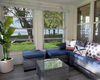 3BR Cabin on the Lake with Beach and Boat Dock in Protected Channel - Isle - Sala de estar
