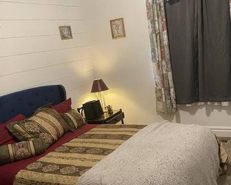 Delightful Farm Stay With Animals- - Roosevelt - Bedroom