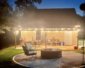 Private Basement Apartment - Dallas - Patio