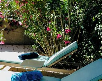 Invitation à la Détente au Pied du Mont Ventoux - Carpentras - Binnenhof