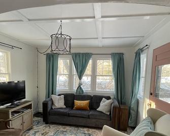 Cozy 3 Bedroom Cottage 2 Blocks From Lake, Firepit, Boat and Snowmobile Parking - Pequot Lakes - Living room