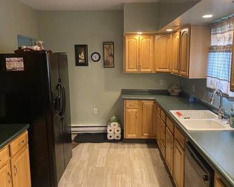 Family & Fisherman Retreat — 2Bedroom, 2Bath + Boat Parking - Webster - Kitchen